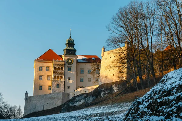 Pieskowa Skala slott i Ojcowski nationalpark, vintertid — Stockfoto