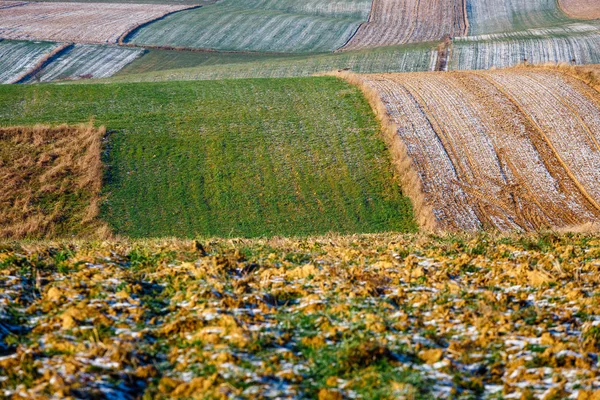 Культивировал сельскохозяйственные поля как абстрактный образец осеннего заката. Красочные загородные лоскуты — стоковое фото