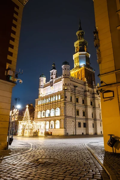 Poznan 'daki tarihi belediye binası geceleyin, Polonya — Stok fotoğraf