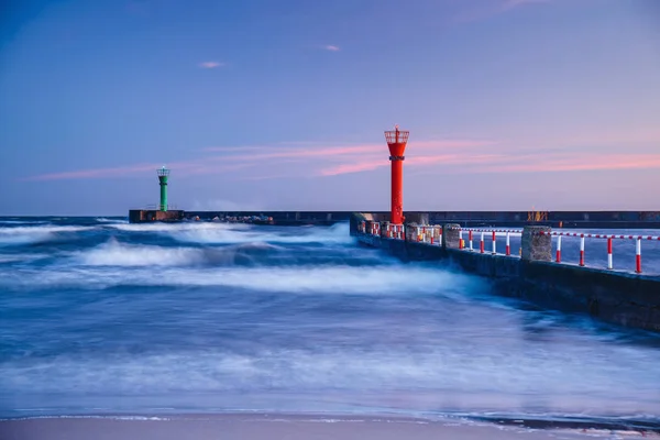 海の上に灯台と青い雲が美しい夕日 — ストック写真