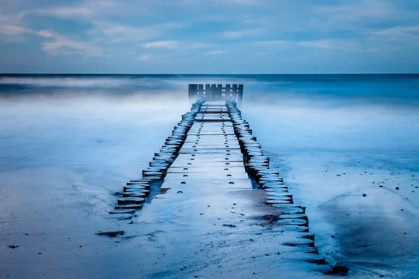 Larga exposición al mar y un muelle al atardecer, Mar Báltico, Polonia — Foto de Stock