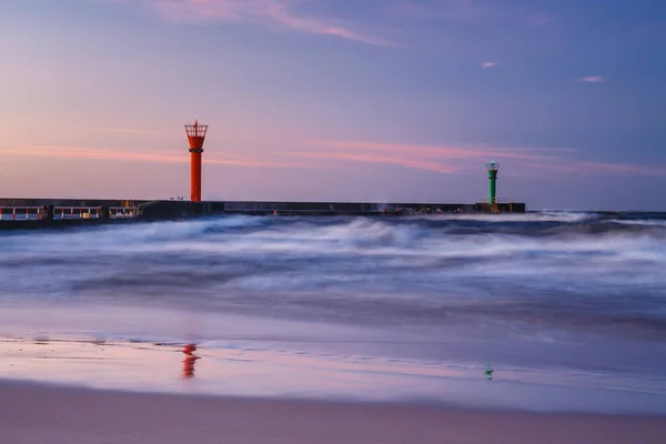 Hermosa Puesta Sol Con Faro Nubes Azules Sobre Mar —  Fotos de Stock