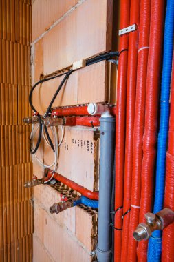 Evde merkezi ısıtma ve sıcak su boruları var.