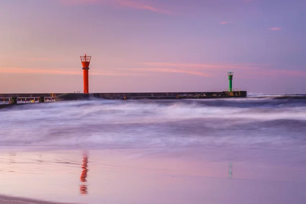 Prachtige Zonsondergang Met Vuurtoren Blauwe Wolken Boven Zee — Stockfoto