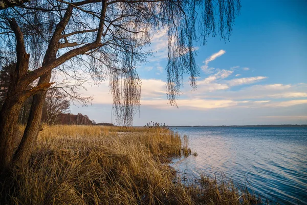 Beau Coucher Soleil Bord Lac Avec Des Nuages Colorés Horizon — Photo