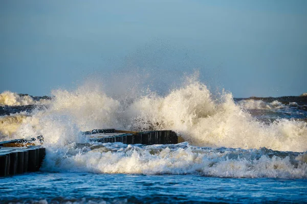 Herfst Zeestorm Met Plons Van Grote Golven Pier Van Baltische — Stockfoto