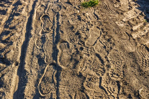 Sporen Van Schoenen Een Onverharde Weg Close — Stockfoto