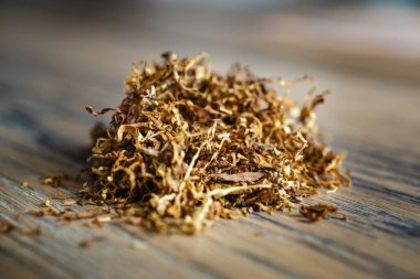 Ahşap zeminde tütün yapraklarını kes