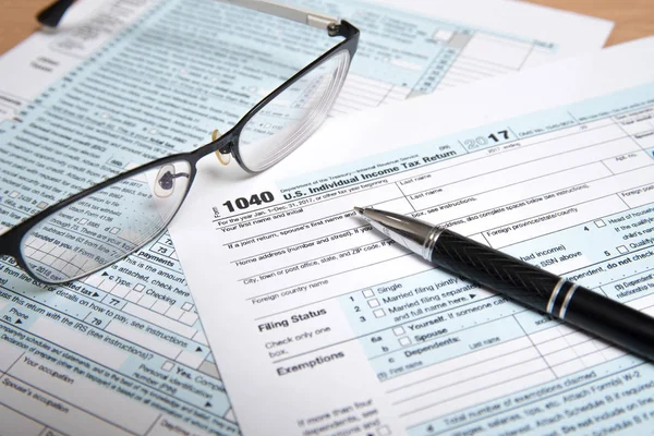 USA belastingformulier 1040 met brillen en Pen — Stockfoto