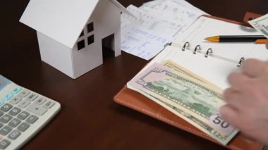 Masa üzerinde para sayma bir adam. Ev ekonomisi kavramı.