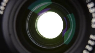 35 mm film Slr kamera çekim işlemleri ön kamera objektifi görüntüleyin. Ses ile.