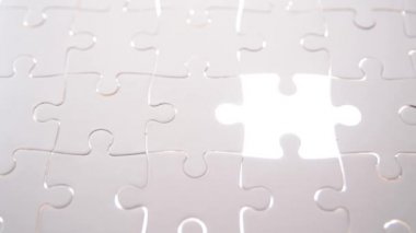 Jigsaw bulmaca parçası ile ışık kızdırma, son bulmaca parça tamamlamak için iş kavramı.