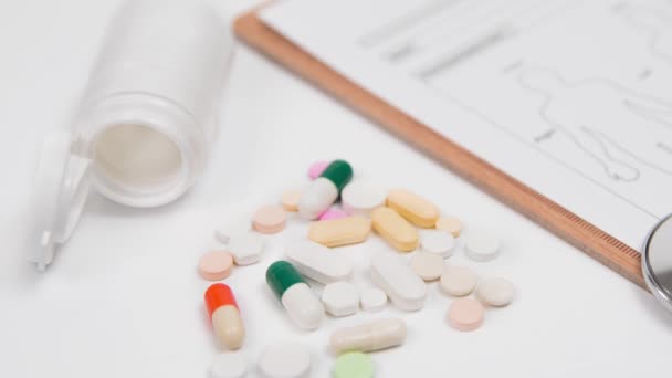 Tabletták Egy Fehér Üveg Sztetoszkóppal Orvosi Diagram Van Mint Egy — Stock videók