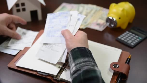 Un hombre contando recibos en el escritorio. Home Concepto de Economía . — Vídeos de Stock