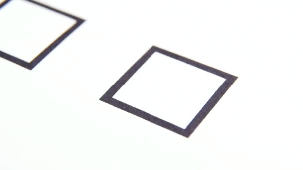 Coché toutes les cases d'une liste de vérification avec marqueur. Gros plan 