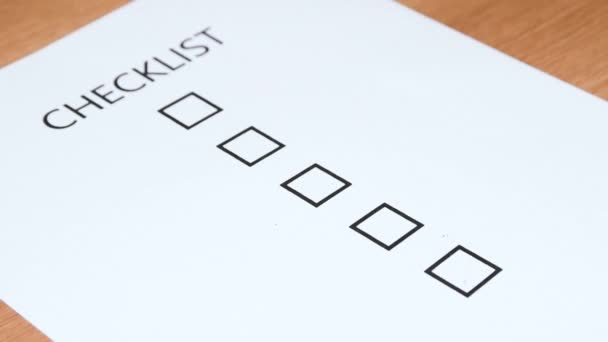 Coché toutes les cases d'une liste de vérification avec marqueur. Gros plan 