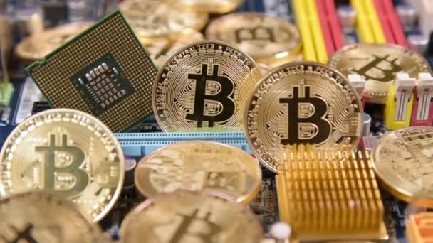 Εικονικό νόμισμα bitcoins σωρό στην μητέρα του σκάφους υπολογιστή. — Αρχείο Βίντεο