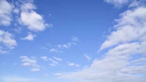 Wolken Gaan Blauwe Hemel Time Lapse — Stockvideo