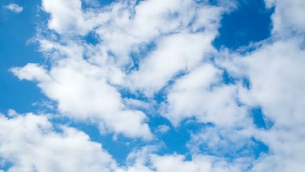 Wolken Ziehen Blauen Himmel Auf Zeitraffer — Stockvideo