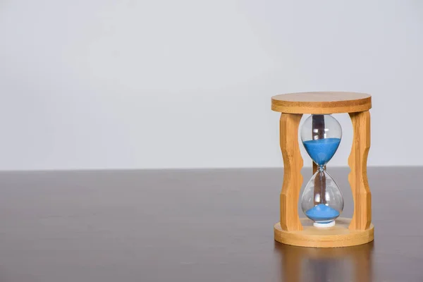 Часы на деревянном столе . — стоковое фото