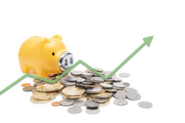 Yığın ve piggy banka, tasarruf ve yatırım kavramı ile artan grafik üstte.