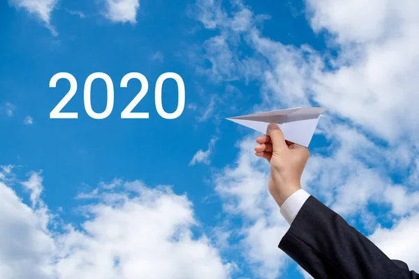 Biznesmeni latają papierowym samolotem do 2020 roku. — Zdjęcie stockowe