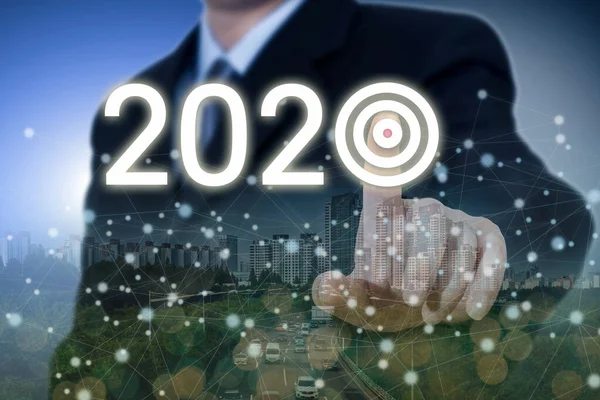 Palec przedsiębiorcy klikając na cel koncepcji 2020. — Zdjęcie stockowe