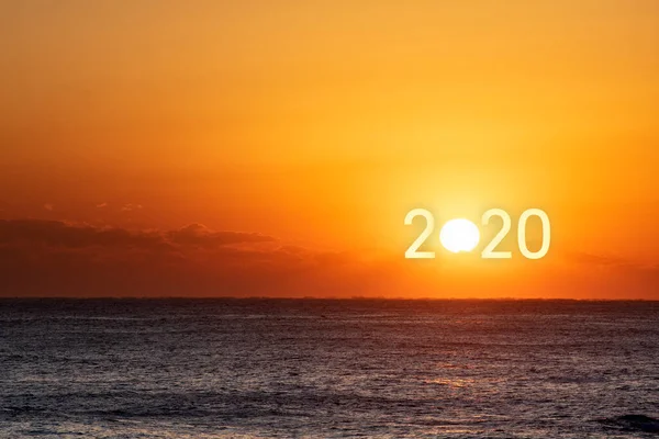 Mutlu yıllar 2020. Okyanusun üzerinde güzel bir gün doğumu. — Stok fotoğraf