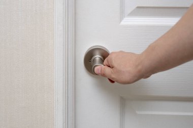 Mens el açar ve kapıyı kapatır.