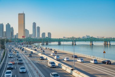 Araba yolda. Seoul City, Güney Kore 'da trafik.