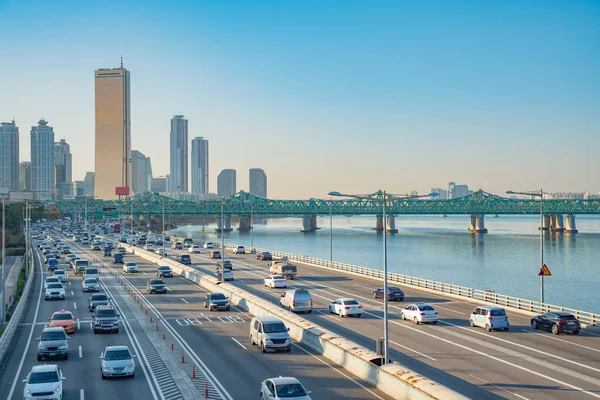 Araba yolda. Seoul City, Güney Kore 'da trafik.