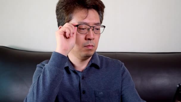 Ázsiai Középkorú Férfi Próbál Olvasni Valamit Mobilján Presbyopia Rövidlátás — Stock videók