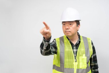 Açık yeşil iş yeleği ve beyaz şapkalı Asyalı orta yaşlı bir adam..