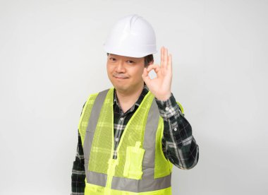 Orta yaşlı Asyalı bir işçi elini kaldırır ve imzasını atar..