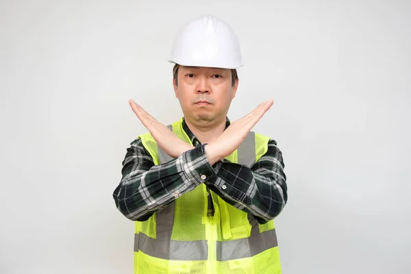 中年のアジア人労働者が手を挙げて彼の不承認を表明する. — ストック写真