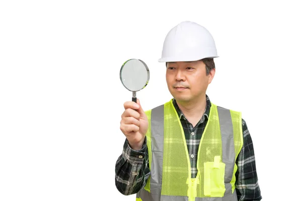 彼の手に虫眼鏡で何かをチェックしている中年のアジアの労働者. — ストック写真