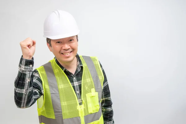 アジアの中年男性でライトグリーンの仕事ベストと白の安全帽子. — ストック写真