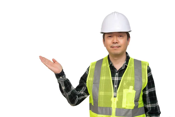 アジアの中年男性でライトグリーンの仕事ベストと白の安全帽子. — ストック写真