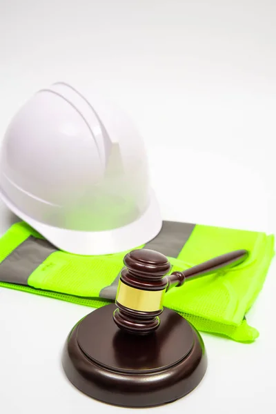 Koncepcja prawna związana z pracą z kapeluszami bezpieczeństwa, ubraniami roboczymi i młotkiem sędziowskim na białym tle. — Zdjęcie stockowe