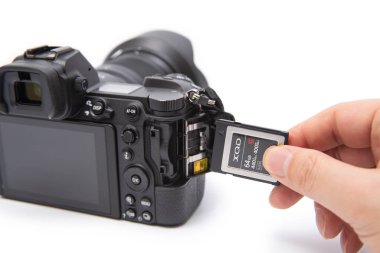 Beyaz arkaplanda Xqd kartı tutan adamlar.