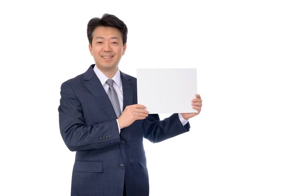 Porträtt av asiatisk affärsman med tomt meddelande ombord. — Stockfoto