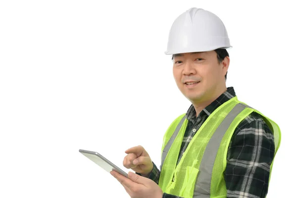 Ingegnere asiatico di mezza età utilizzando tablet PC su sfondo bianco . — Foto Stock