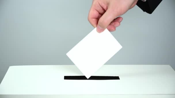 Mans remet le bulletin de vote dans l'urne . — Video