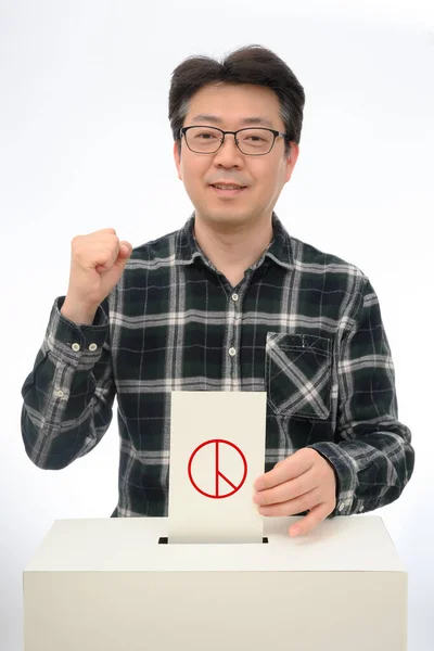 Man's hand down the ballot in the ballot box. — Stock Photo, Image