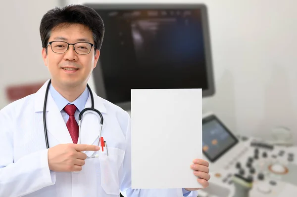 Médico Masculino Segurando Uma Placa Mensagem Frente Dispositivo Diagnóstico Ultra — Fotografia de Stock