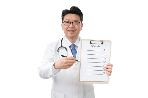 Médico Asiático Meia Idade Segurando Prancheta Fundo Branco — Fotografia de Stock