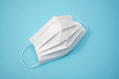 Mavi arka planda tek kullanımlık koruyucu maskeler.