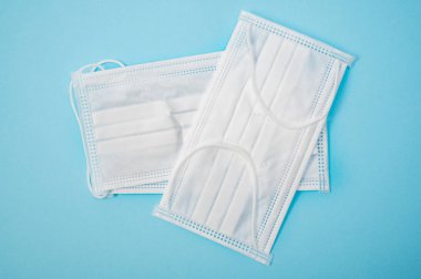 Mavi arka planda tek kullanımlık koruyucu maskeler.