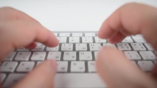 コンピューターのキーボードを入力する男の手のクローズアップ — ストック動画