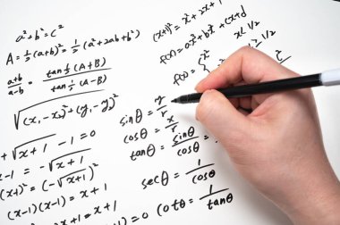 Matematiksel formüllerle dolu bir not. Eğitim kavramı.